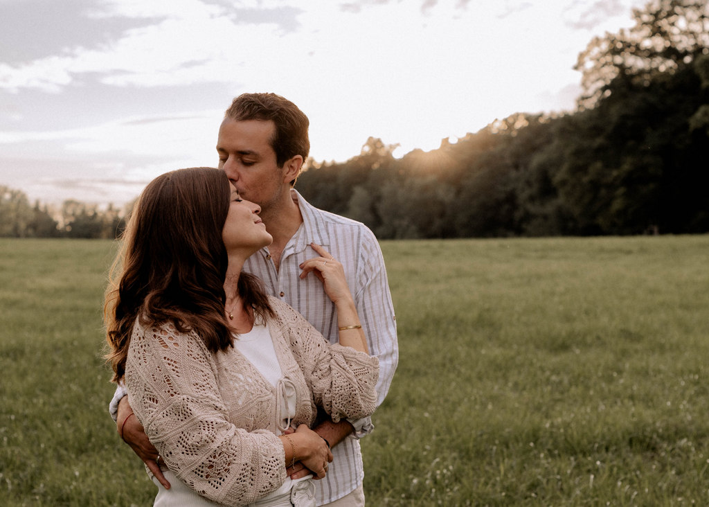 Ein Paar beim Fotoshooting